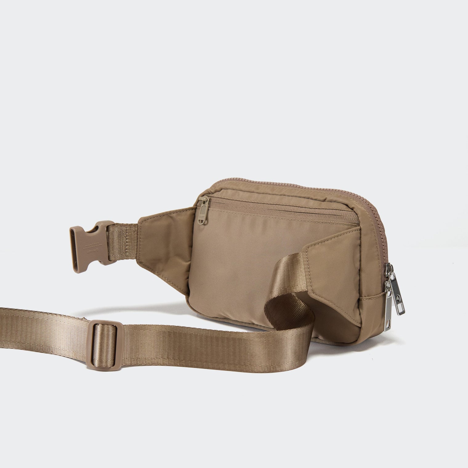 PANDER 2L fanny pack in Gray Brown, interior organization detail