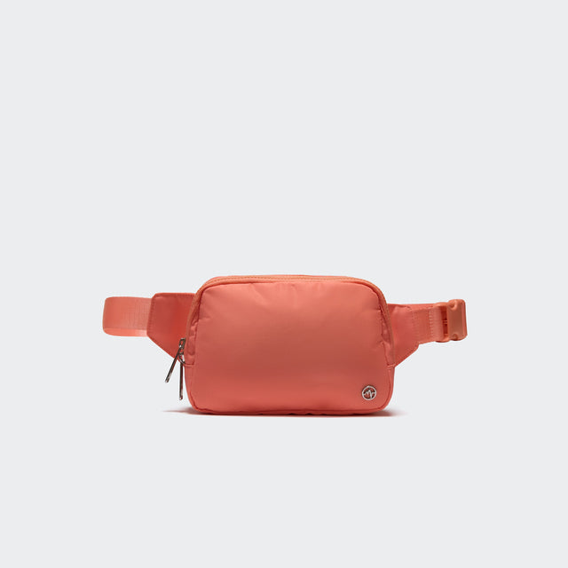PANDER 2L water-resistant belt bag in Pink, side and zipper detail