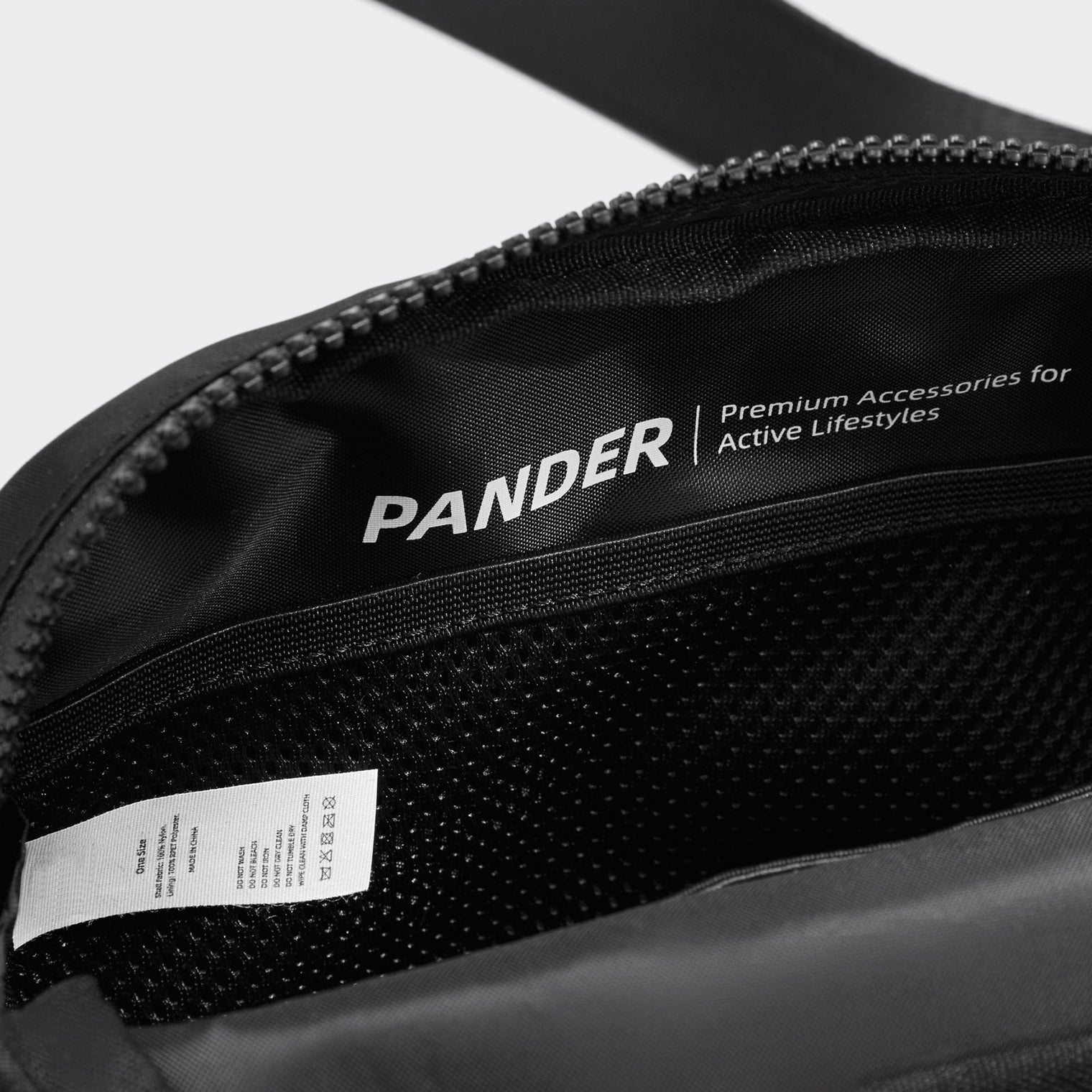 PANDER 2L fanny pack in Black Onyx, interior organization detail