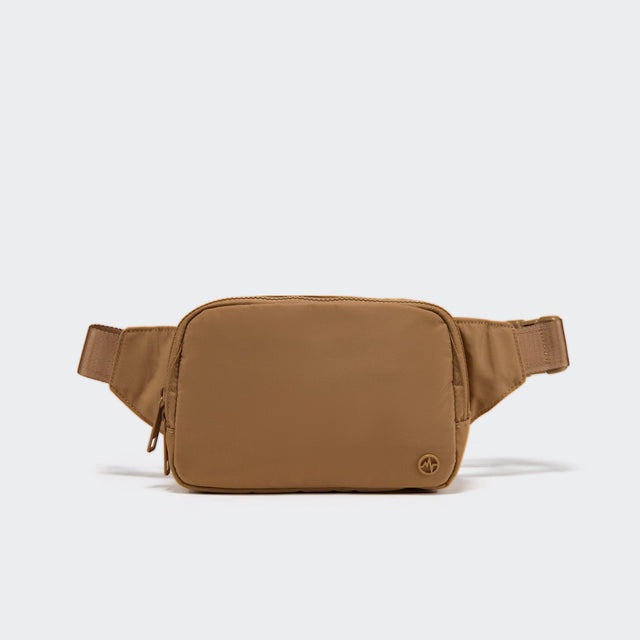PANDER 2L water-resistant belt bag in Caramel Brown, side and zipper detail