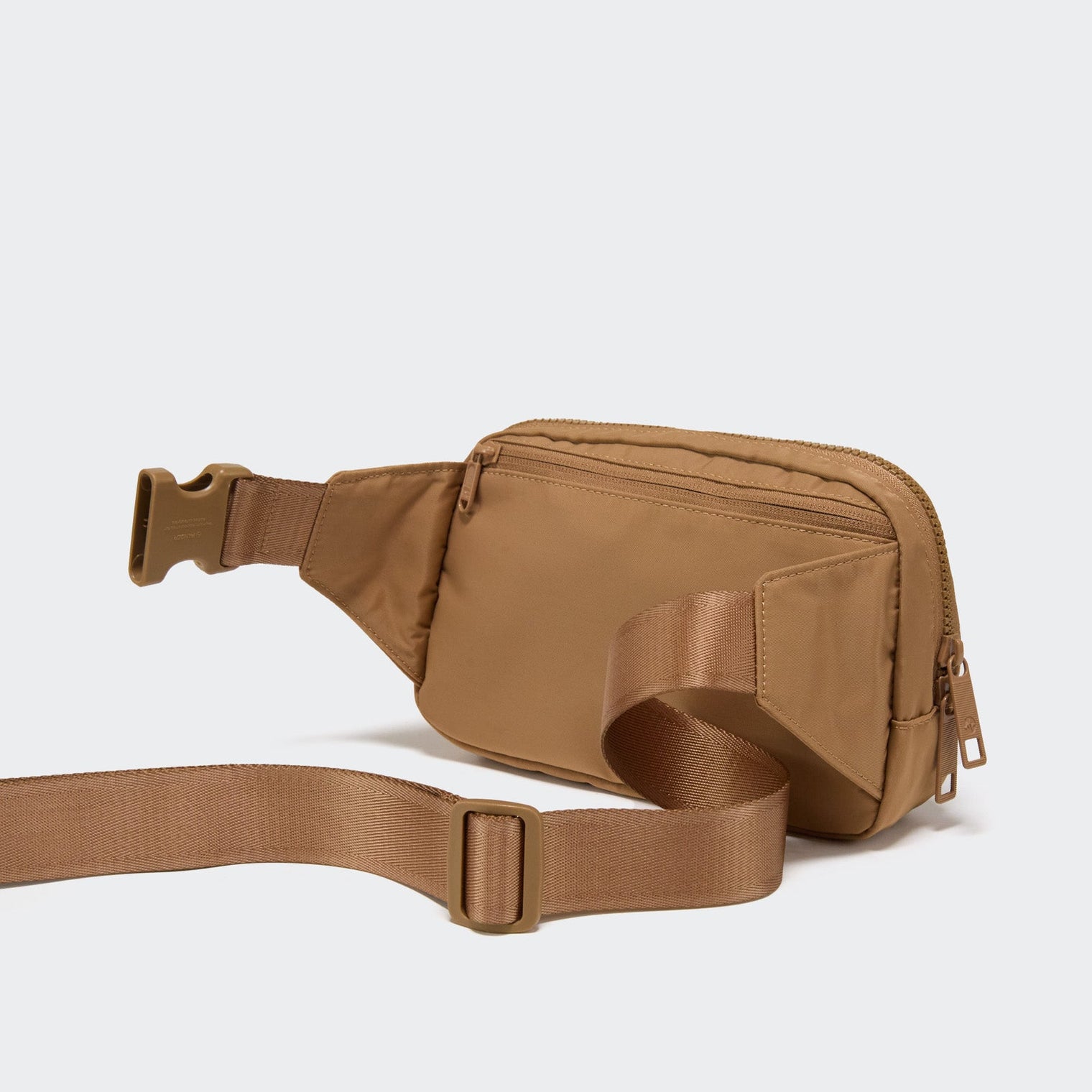 PANDER 2L fanny pack in Caramel Brown, interior organization detail
