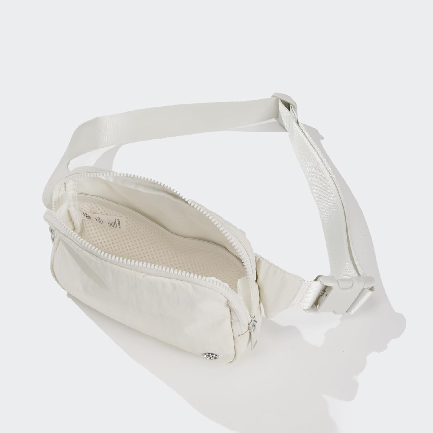 PANDER 2L fanny pack in White Opal, interior organization detail
